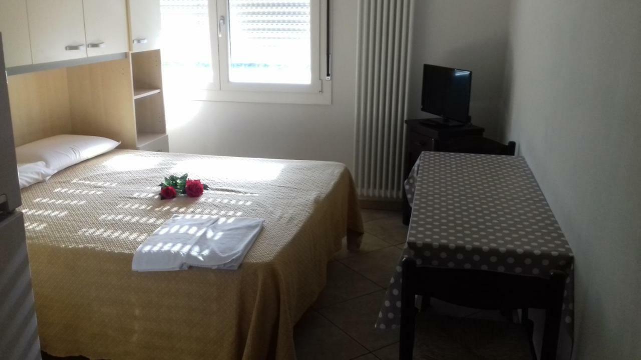 Villa Glori Affitto Camere Monolocali Carpi Luaran gambar